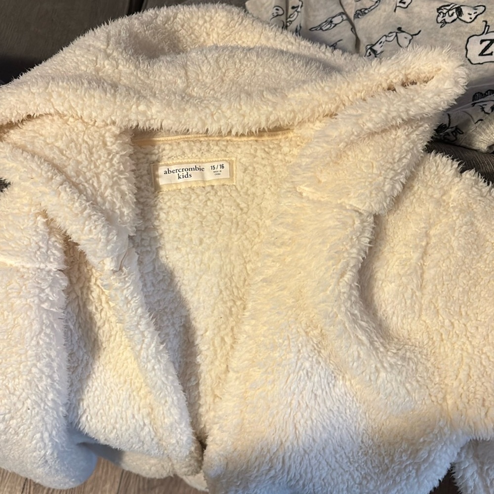 Abercrombie & Fitch furry jacket girls size 15/16 - Picture 2 of 3